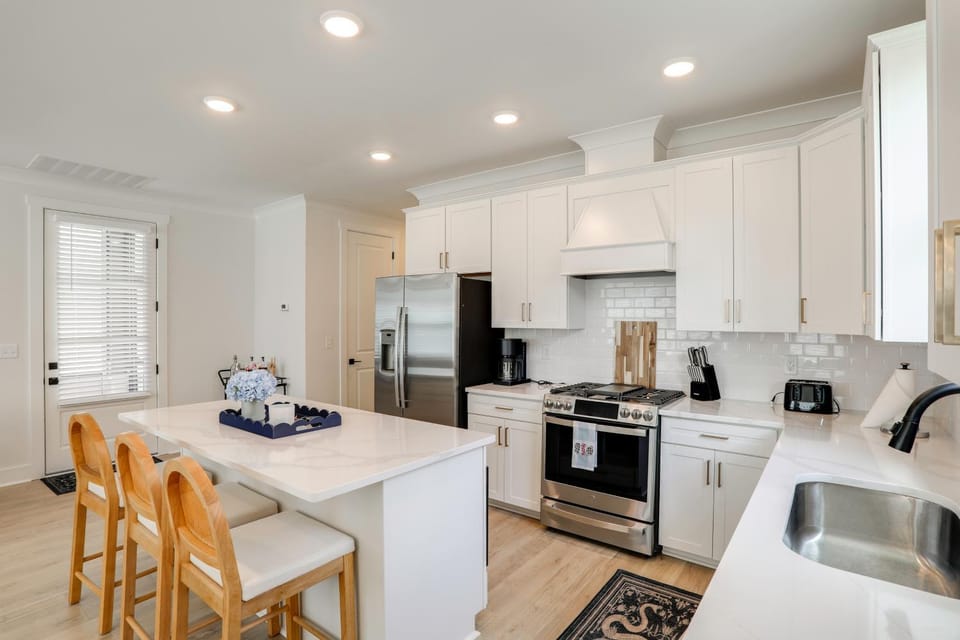 2 Mi to Dtwn! Newly Built Oxford Retreat w/ Porch House in Oxford