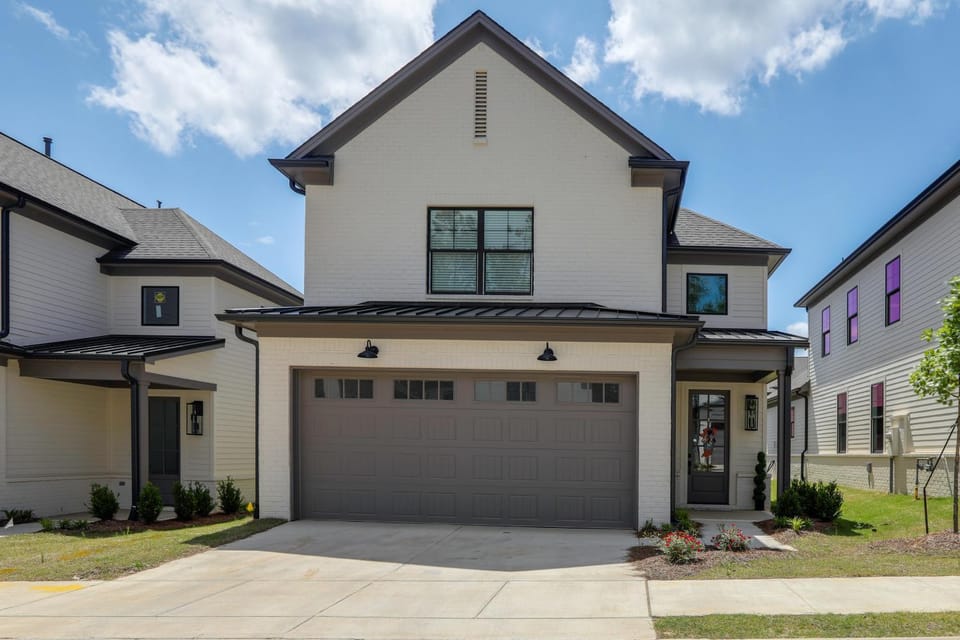 2 Mi to Dtwn! Newly Built Oxford Retreat w/ Porch House in Oxford