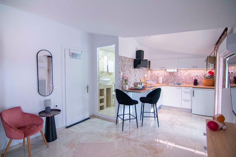 Kitchen or kitchenette, Dining area, stove