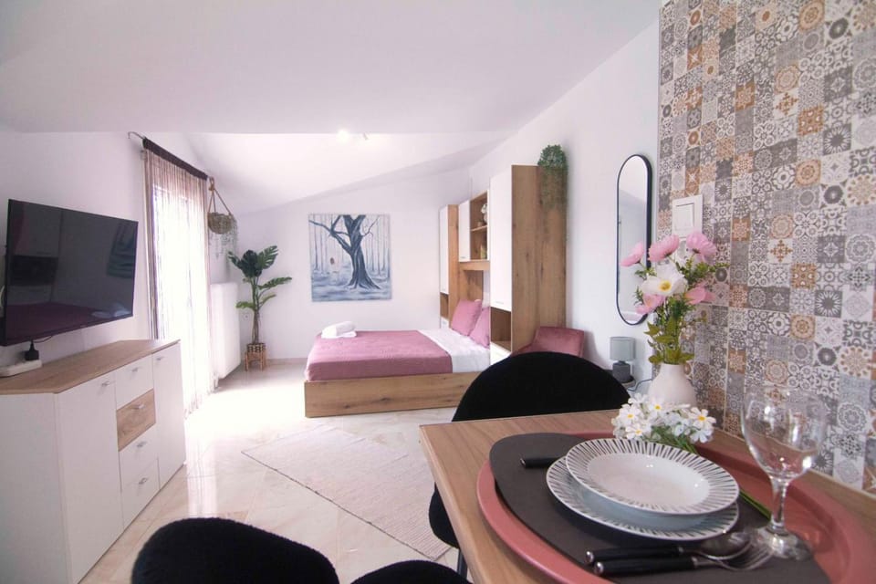 Bedroom, kitchen