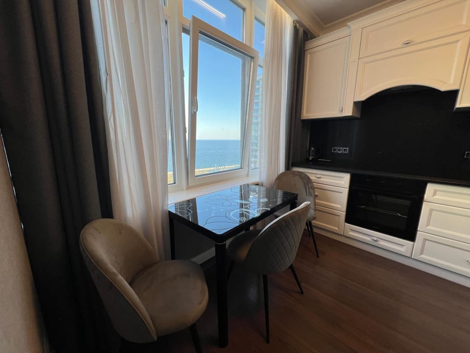 Kitchen or kitchenette, Seating area, Dining area
