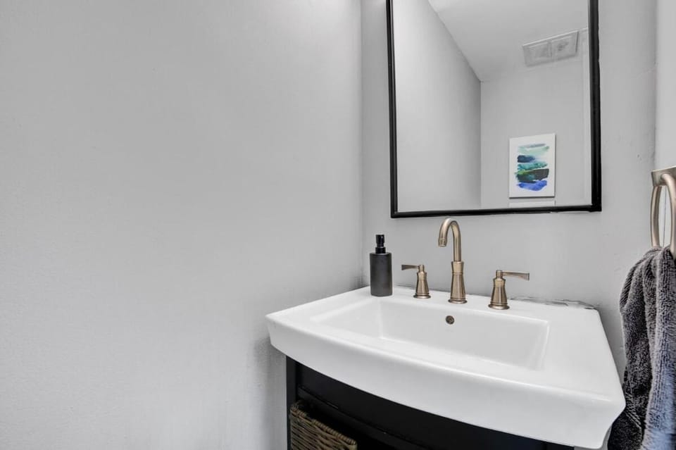 Entire Renovated Townhouse, close to Washington DC House in Largo