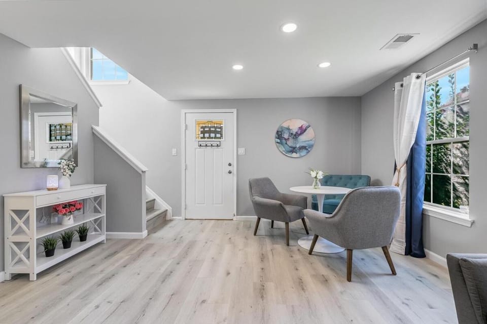 Entire Renovated Townhouse, close to Washington DC House in Largo
