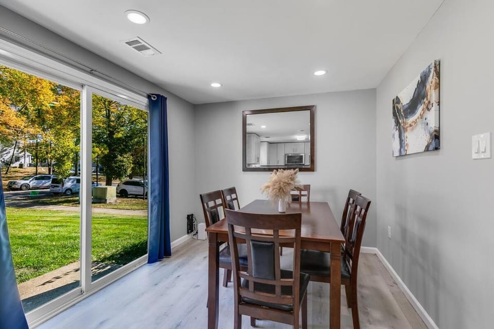Entire Renovated Townhouse, close to Washington DC House in Largo