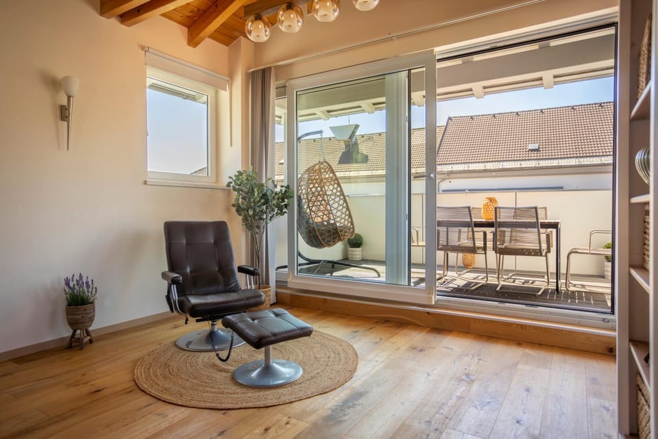 View (from property/room), Balcony/Terrace, Living room, Seating area, Dining area