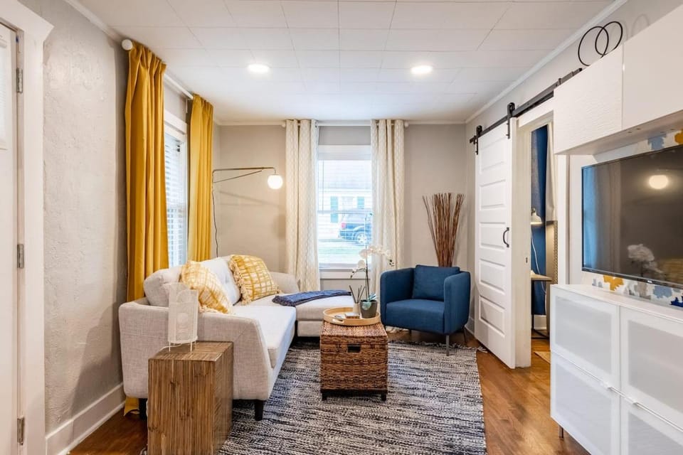 Cozy 1-Bed with Gated Backyard, Near KU Med 22 House in Kansas City
