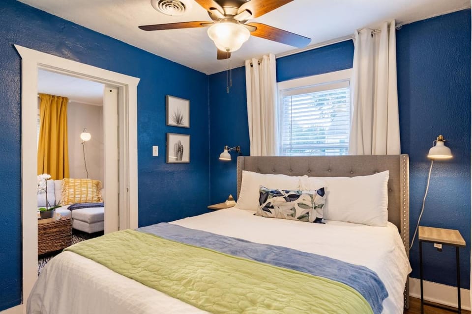 Cozy 1-Bed with Gated Backyard, Near KU Med 22 House in Kansas City