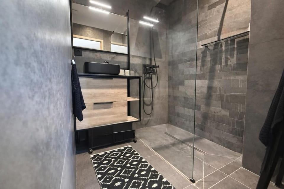 Shower, Bathroom, towels