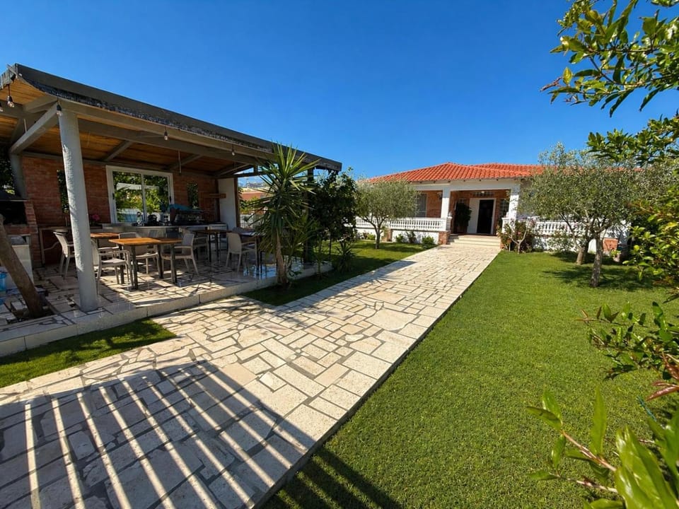 Property building, Spring, Day, Garden, Garden view