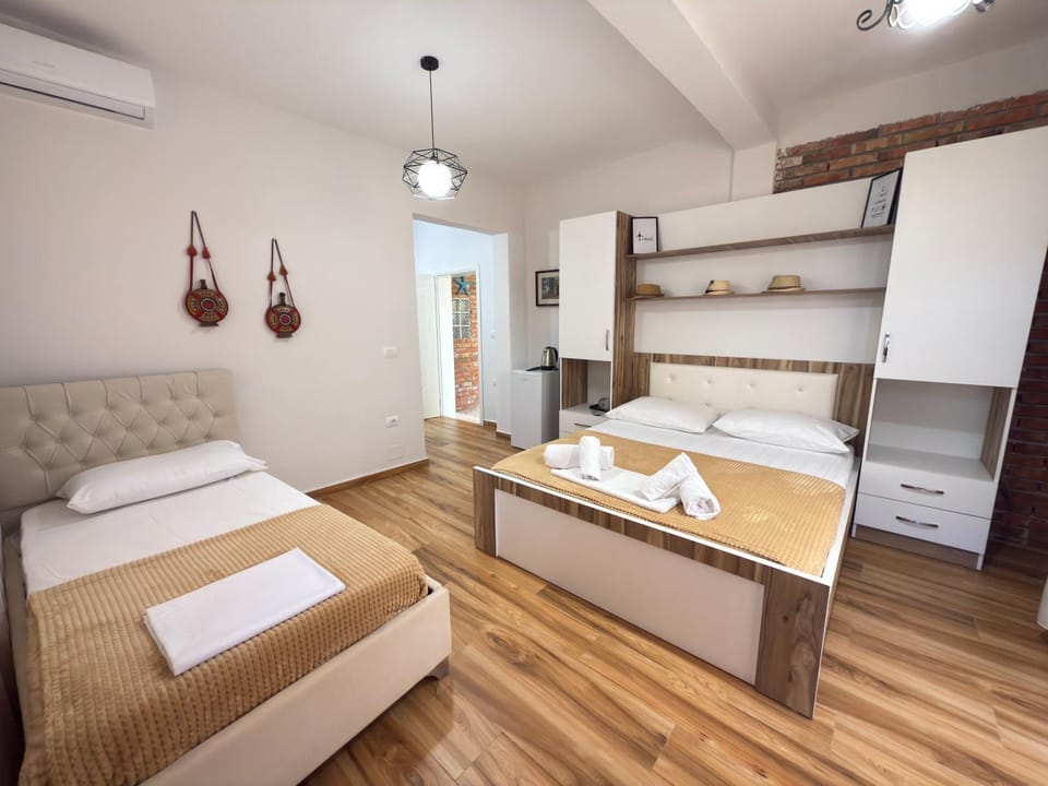 Bed, Kitchen or kitchenette, Photo of the whole room, Bedroom, towels, wardrobe, air conditioner
