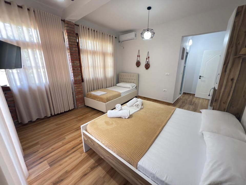 Communal lounge/ TV room, Bed, TV and multimedia, Photo of the whole room, Evening entertainment, Bedroom, towels, air conditioner