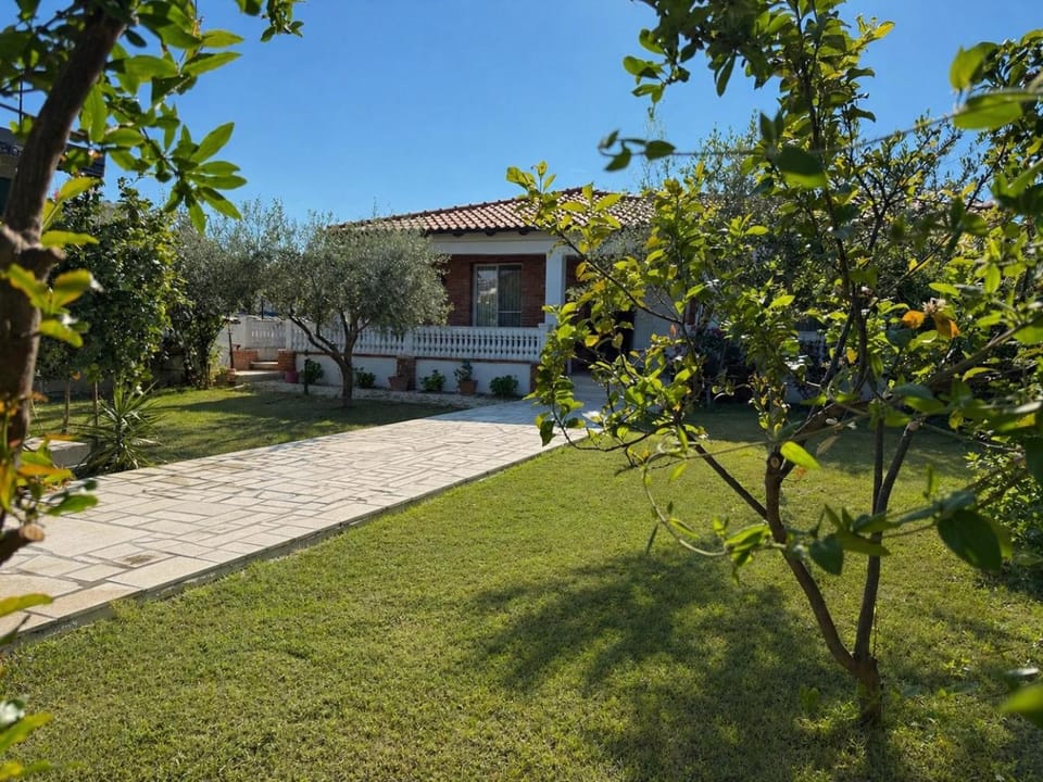 Property building, Spring, Day, Natural landscape, Garden, Garden view