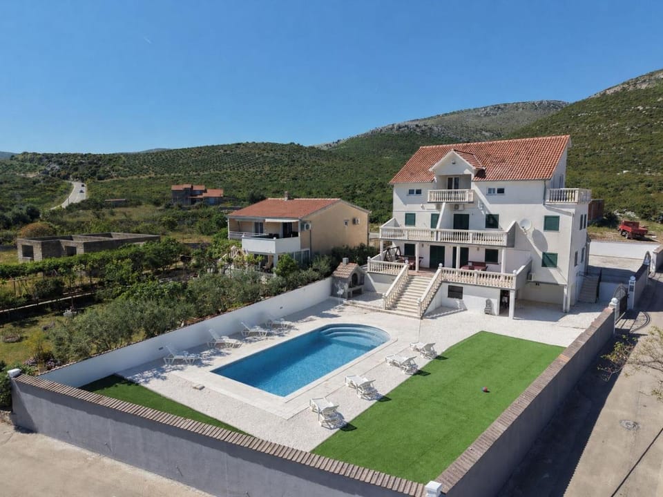 Property building, Day, Natural landscape, Garden, Mountain view, Pool view, Swimming pool, Swimming pool, sunbed