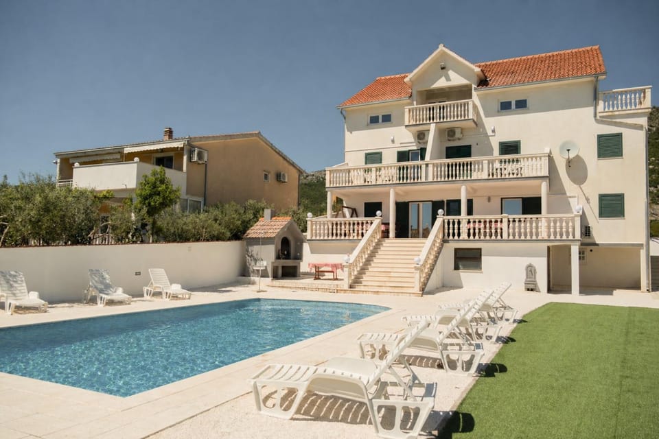 Property building, Patio, Day, Garden, View (from property/room), Balcony/Terrace, Pool view, Swimming pool, sunbed