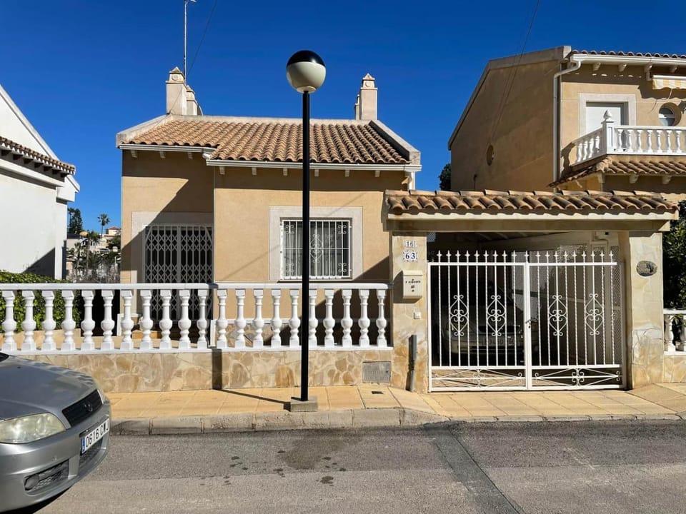 Rooftop BBQs, Beach Days & Blue Lagoon Sunshine House in Vega Baja del Segura