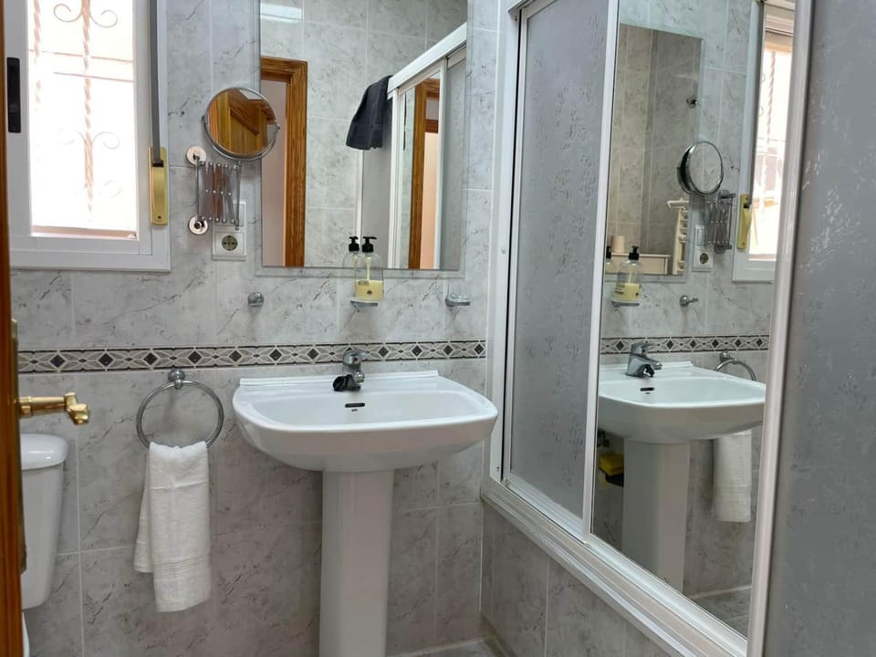 Shower, Bathroom, heating, towels