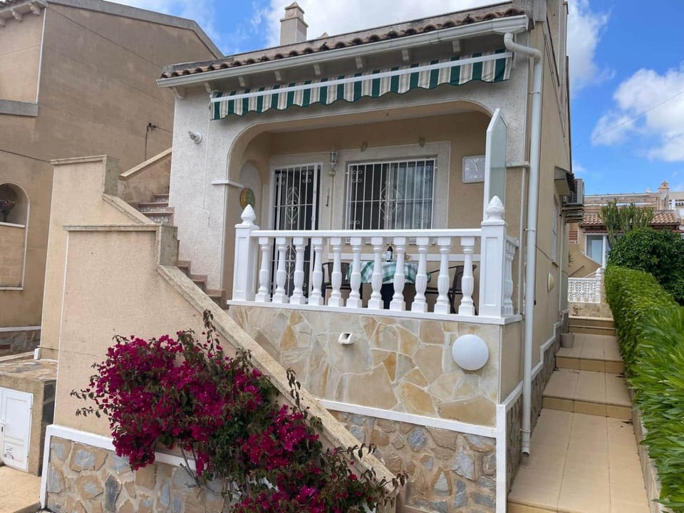 Property building, Day, Balcony/Terrace