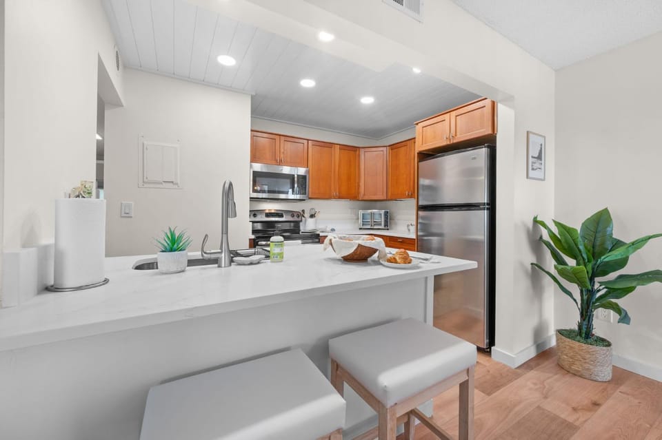2BR Family Retreat - River Views Pool & Tennis Sleeps 6 House in Anastasia Island