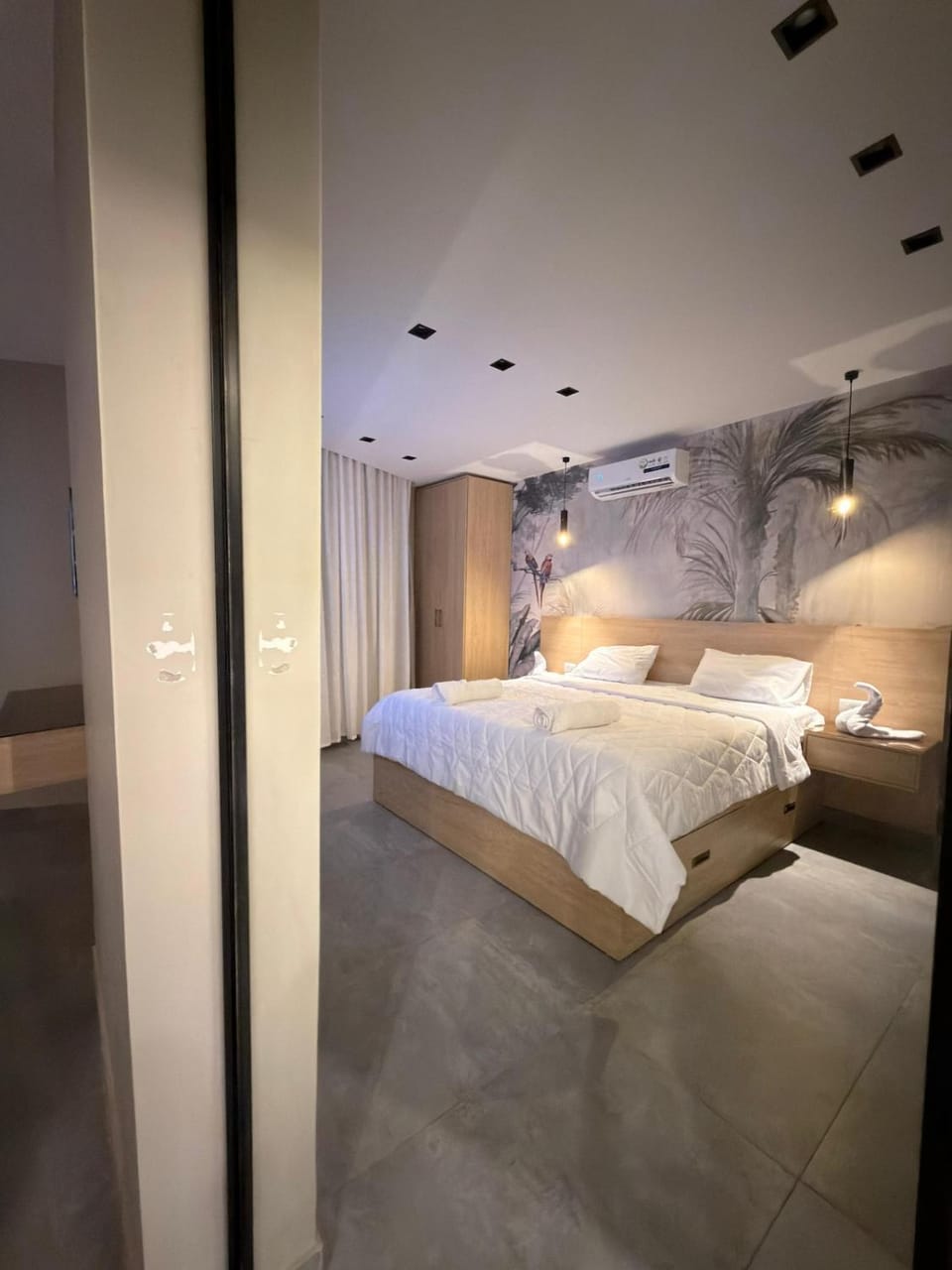 Bed, air conditioner, air conditioner