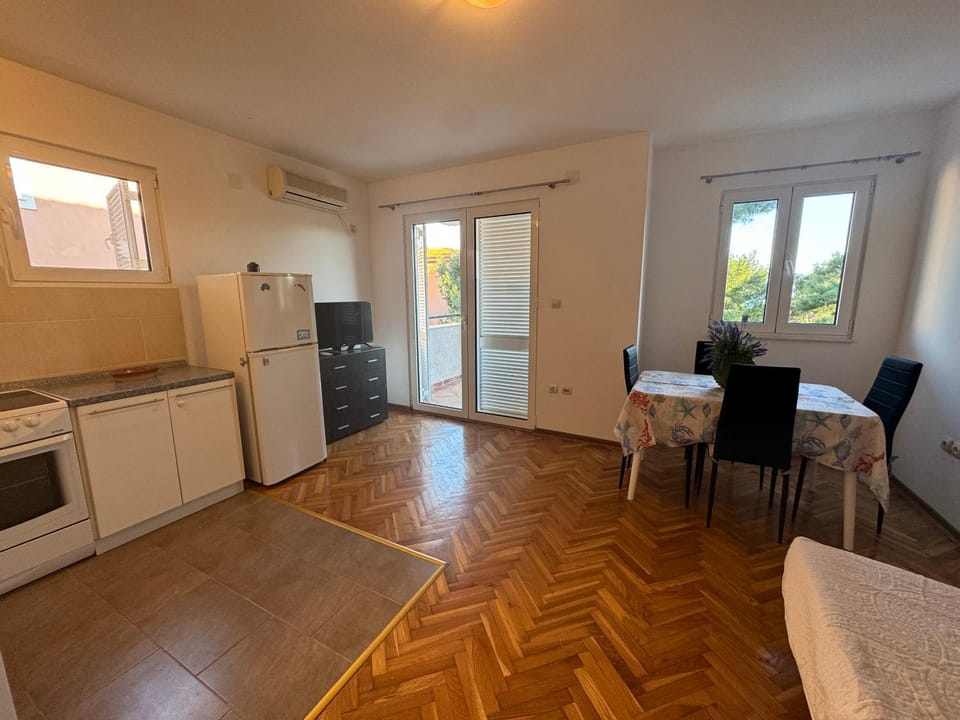 Kitchen or kitchenette, Dining area, dishwasher, oven