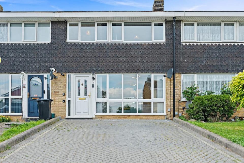 Cozy 3-Bed House Basildon Apartment in Basildon