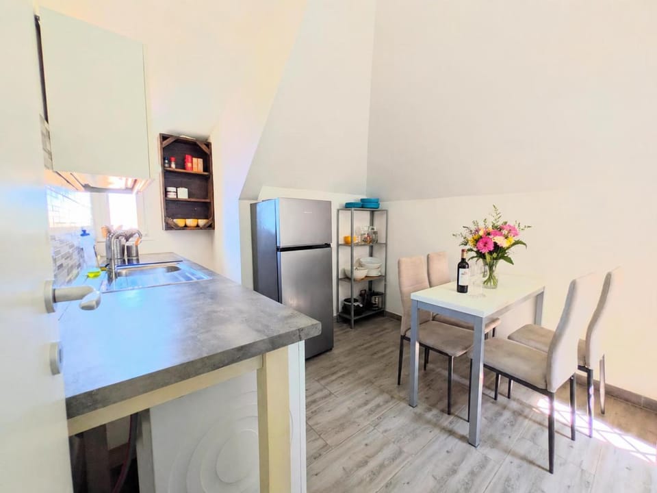 Kitchen or kitchenette, Dining area, kitchen
