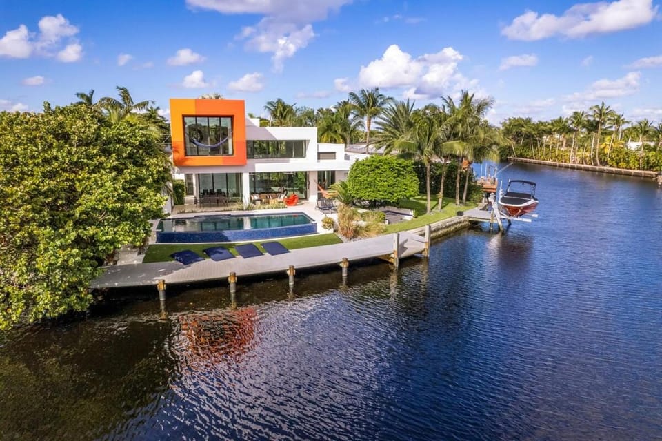Private Waterfront Retreat with Infinity Pool and Spa House in Wilton Manors