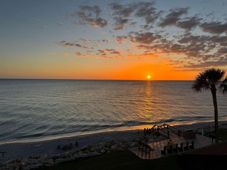 Sunny Gulf Haven-Beach Access - Roof Deck - View House in Manasota Key