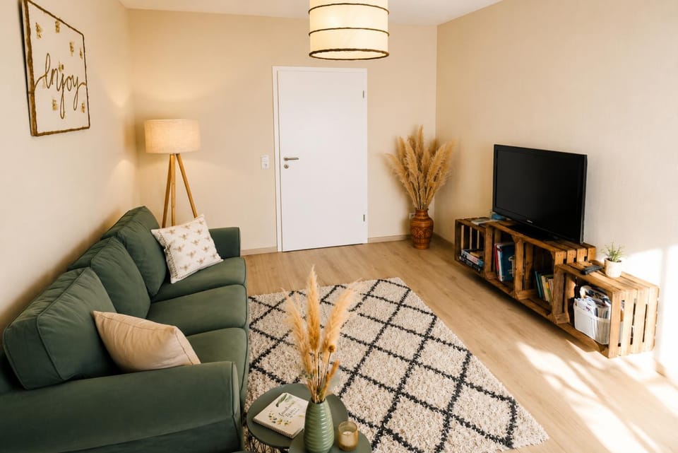 TV and multimedia, Living room, Seating area, Evening entertainment