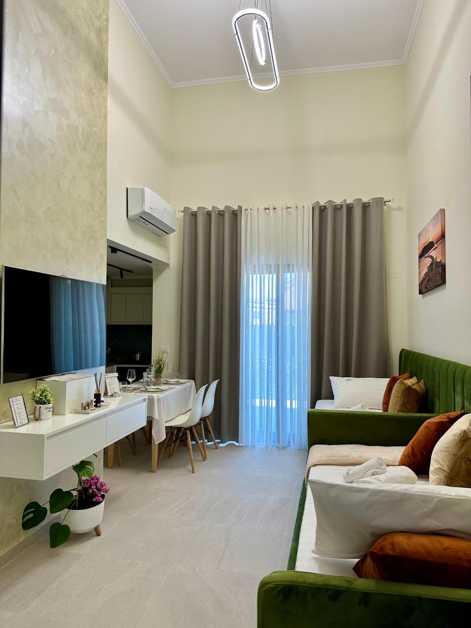 Bed, TV and multimedia, Living room, Seating area, Dining area, air conditioner