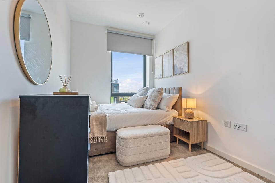 Wembley 2 Bed Skyline Views Sleeps 8 Pool Table Apartment in Wembley