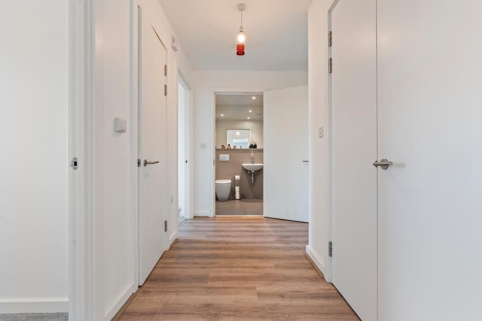 Wembley 2 Bed Skyline Views Sleeps 8 Pool Table Apartment in Wembley