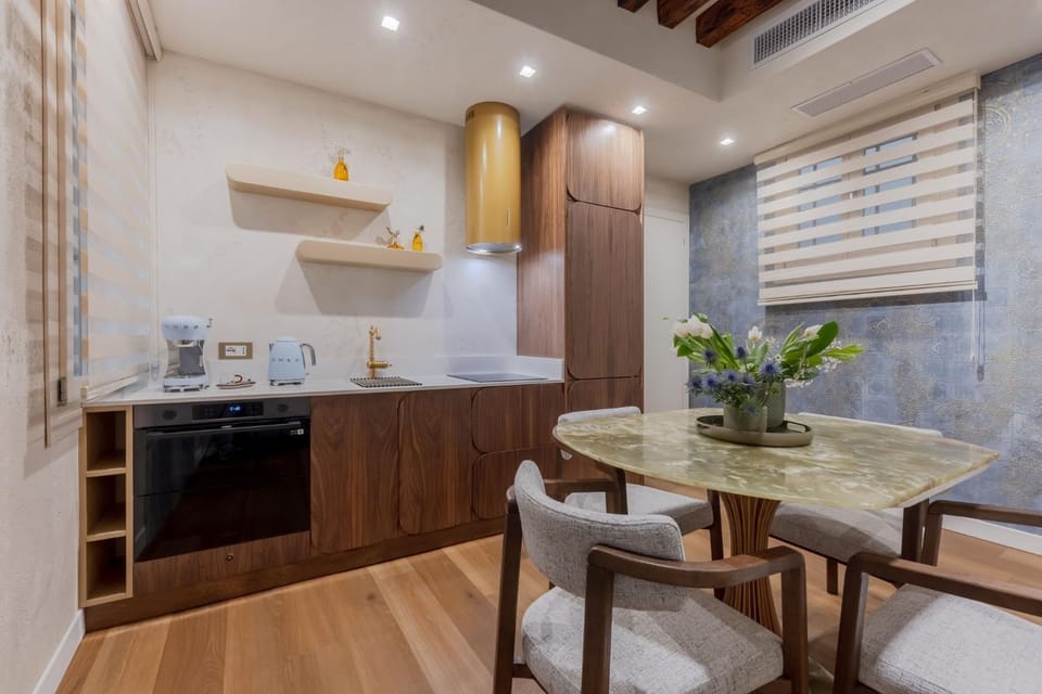 Kitchen or kitchenette, Dining area