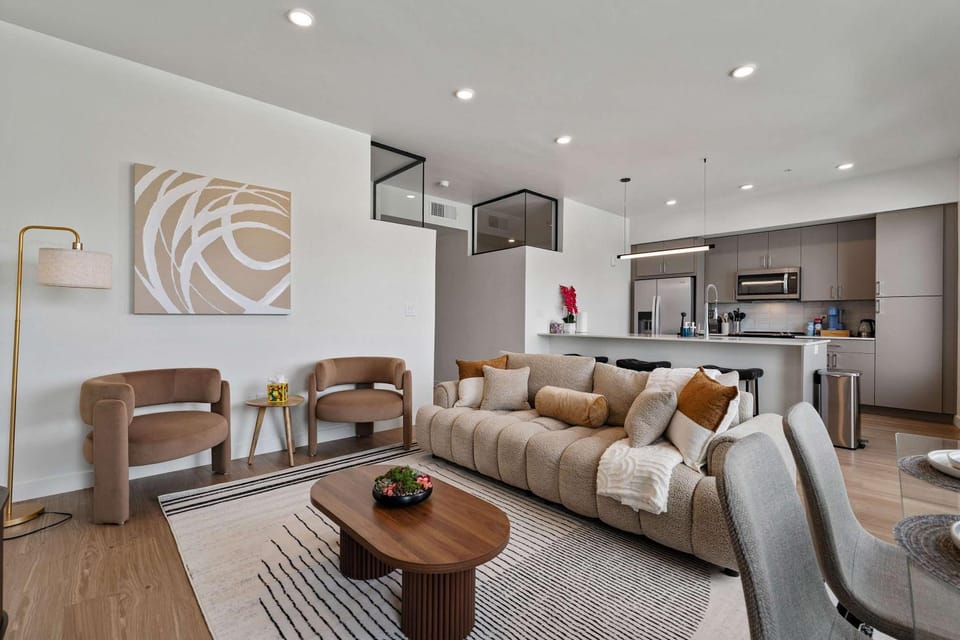 Stylish SLC Getaway 2-Bed 2-Bath with Balcony Apartment in Salt Lake City