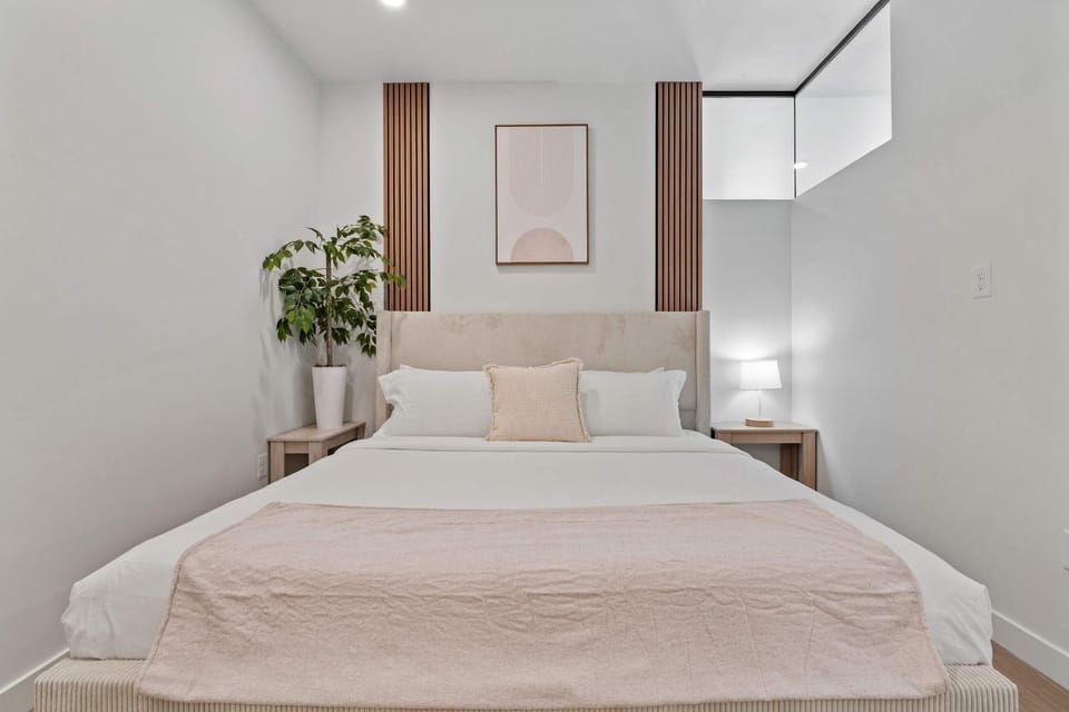 Stylish SLC Getaway 2-Bed 2-Bath with Balcony Apartment in Salt Lake City