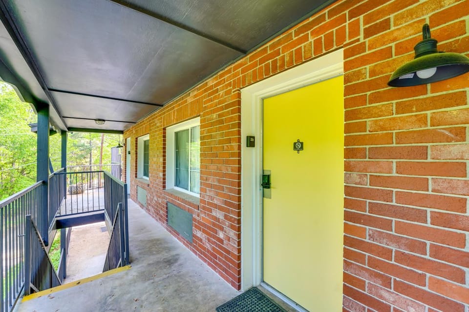 Walk to Trolley Stop! Cozy Eureka Springs Escape Apartment in Eureka Springs