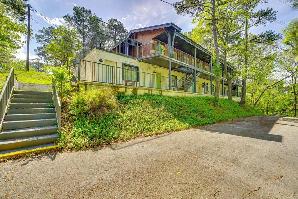 Trolley to Dtwn Eureka Springs! Tree-Lined Studio Apartment in Eureka Springs