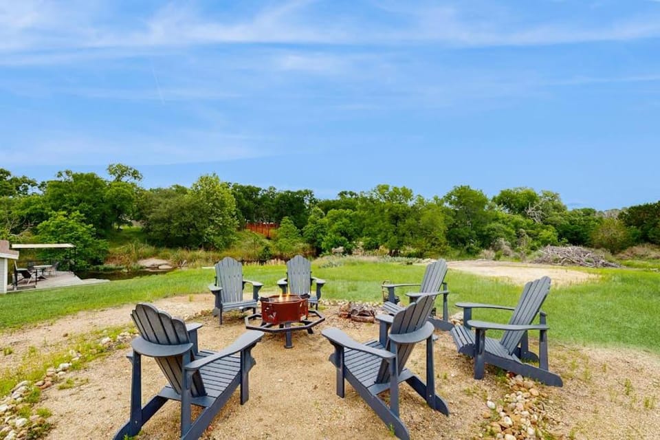 Waterside Retreat House in Granite Shoals