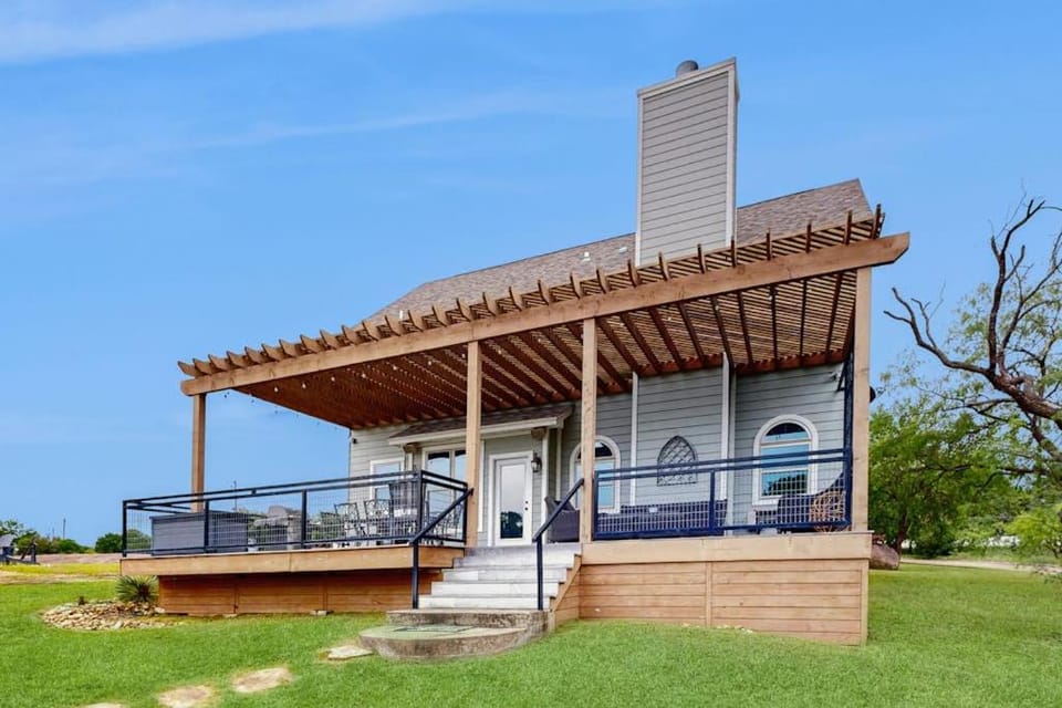 Waterside Retreat House in Granite Shoals