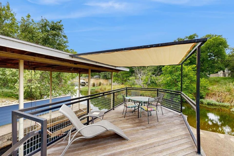 Waterside Retreat House in Granite Shoals