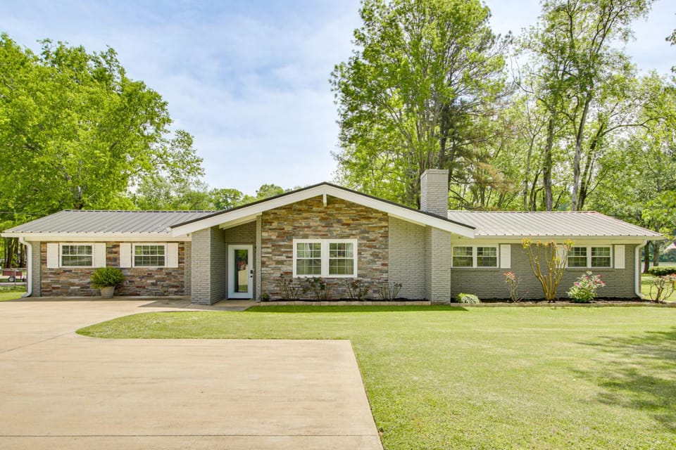 Shoals Area Oasis w/ Boat Dock & Outdoor Kitchen House in Alabama
