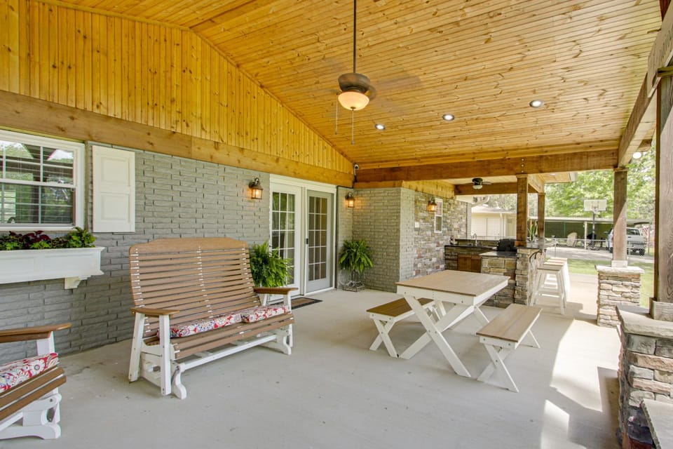 Shoals Area Oasis w/ Boat Dock & Outdoor Kitchen House in Alabama