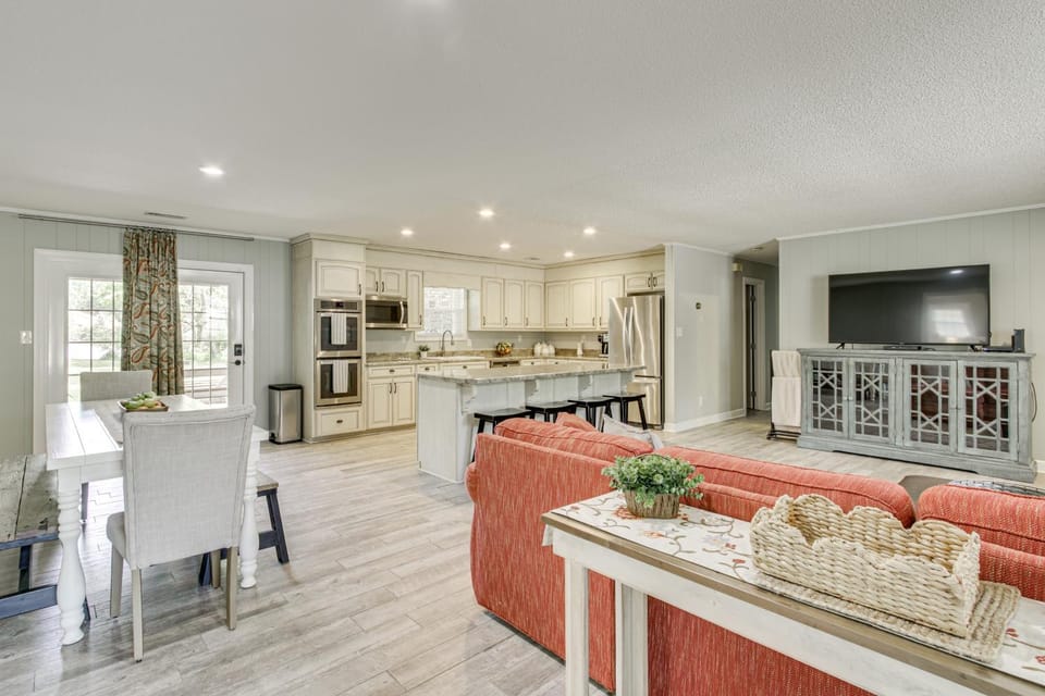 Shoals Area Oasis w/ Boat Dock & Outdoor Kitchen House in Alabama