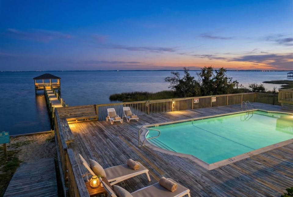 6BR Soundfront Private Pool, Hot Tub, Rooftop Deck House in Duck