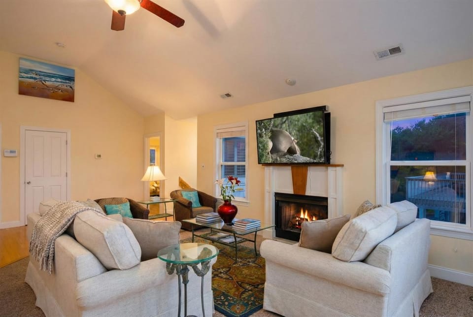 6BR Soundfront Private Pool, Hot Tub, Rooftop Deck House in Duck
