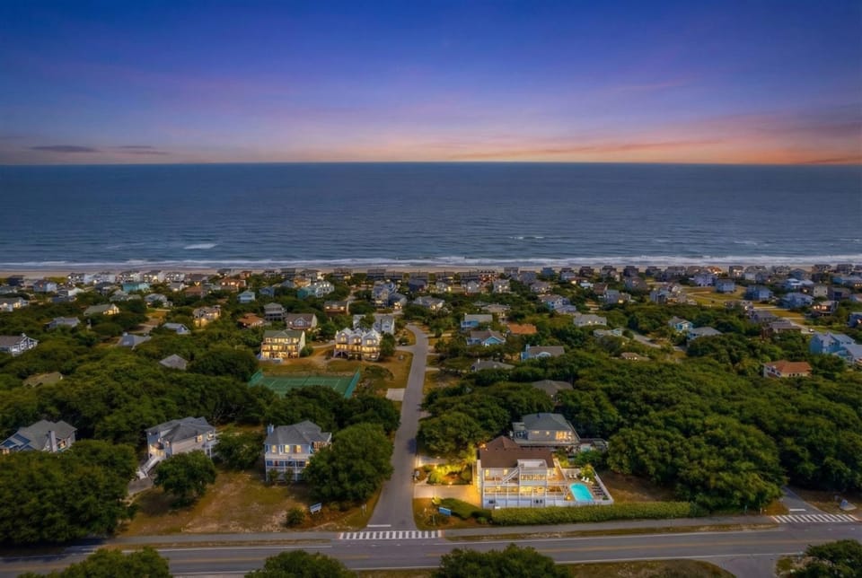 6BR Soundfront Private Pool, Hot Tub, Rooftop Deck House in Duck