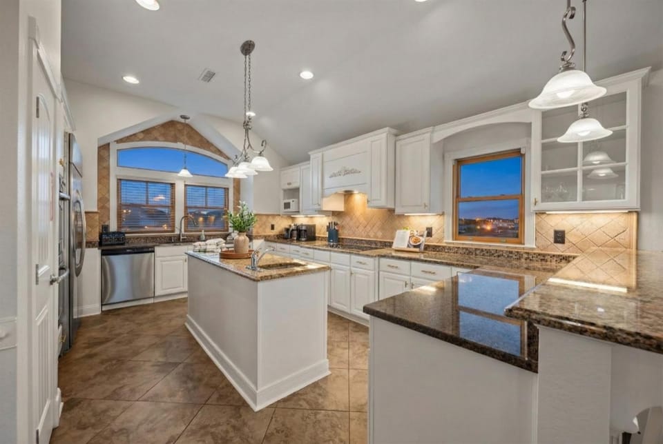 Anglers Retreat Oceanfront Estate with 7 King En-Suites, Pool & Elevator House in Nags Head