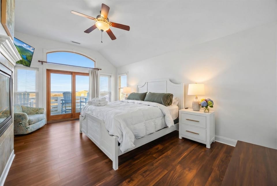 Anglers Retreat Oceanfront Estate with 7 King En-Suites, Pool & Elevator House in Nags Head