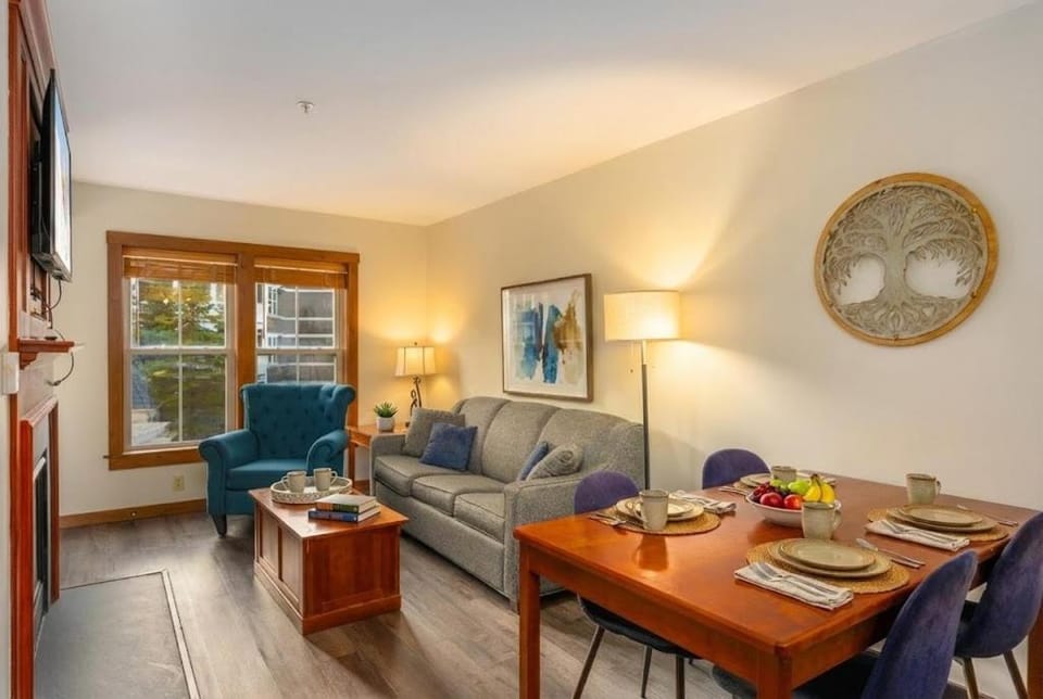 2BR Ski-InOut Condo, Hot Tub, Snowshoe Resort Apartment in Snowshoe
