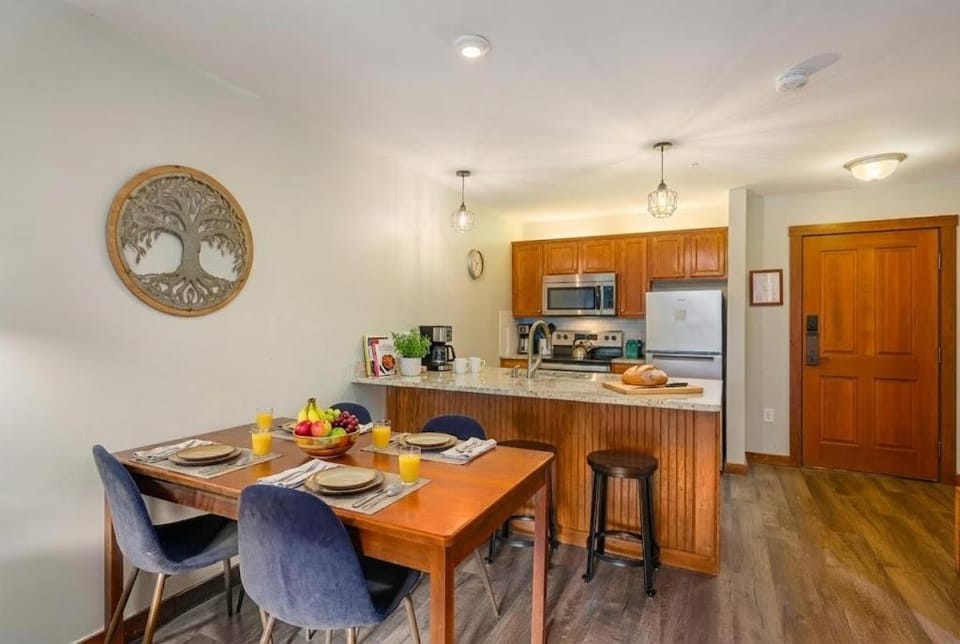 2BR Ski-InOut Condo, Hot Tub, Snowshoe Resort Apartment in Snowshoe